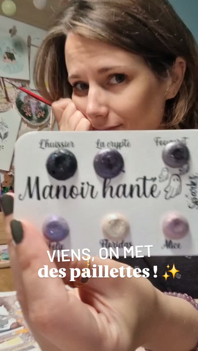 Ambiance spooky pailletée 👻✨️

Je t'embarque avec moi dans les coulisses de l'illustration que je suis en train de peindre et qui me demande un peu plus de travail parce qu'elle est plus grande et contient beaucoup de détails. 🤭🥰

C'est l'occasion pour moi de te montrer en application les jolies paillettes de @sparks.aquarelle ! Elle a imaginé tout un set autour du thème manoir hanté ! 👻✨️

Et si tu regardes bien la vidéo jusqu'au bout, tu apercevras la magie de certaines d'entre elles. 🤫

Je ne sais pas toi, moi je suis conquise ! 😍

🤍 papier grain satiné extra blanc Saunders Waterford @st.cuthberts.mill 
🤍 aquarelles mat @danielsmithartistsmaterials @atelier.couleurs.grenadine et @jardindaquarelles 
👻 aquarelles pailletées spooky Manoir hanté* de @sparks.aquarelle 

#illustratricefrançaise #artistprocess 

*échantillons offerts