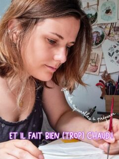 Astuce aquarelle ✨️🩷

Peindre en mouillé sur sec par fortes chaleurs est un véritable challenge... 🌡

Chez moi, on tourne entre 28 et 30 degrés et pour peindre, c'est une vraie galère. D'autant que je peins sur du papier satiné. 🫠 et pourtant je dois avancer sur mes illustrations pour un projet à venir ! 

L'aquarelle a besoin d'eau et ton papier est sûrement trop sec. L'idée est de donner l'eau dont ton papier a besoin, hydrater ses fibres, avant de lui donner à nouveau de l'eau avec des pigments pour éviter les effets indésirables. 💧🖌 

⭐️ C'est une façon de préparer son papier que l'on a un peu oubliée et qui est pourtant appliquée par de nombreux aquarellistes professionnels. 🥰

✨️ Je t'ai promis une astuce en plus ! 🩷
Quand tu dessines ou peins sur ton papier, tu peux mettre une feuille d'imprimante ou un mouchoir en papier sous ta main pour protéger ta feuille. 
Même si on se lave bien les mains avant de peindre, avec la chaleur, on peut avoir la peau plus grasse et altérer le papier en posant la main dessus. 

N'hésite pas si tu as des questions ! 🤗

#astuceaquarelle #illustratricefrançaise